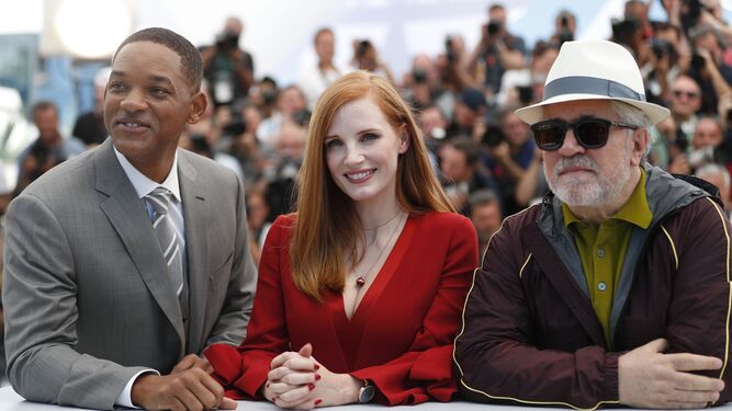 Will Smith, Jessica Chastain y Pedro Almodóvar, ayer en Cannes, en la jornada inaugural del festival.