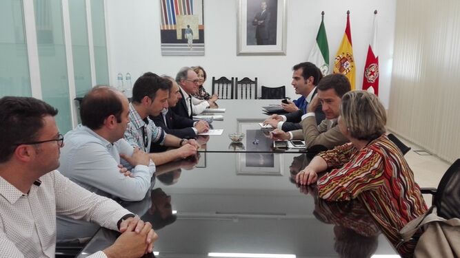 Fernández-Pacheco planteó la intención municipal a los empresarios en un reciente encuentro sobre emprendimiento.