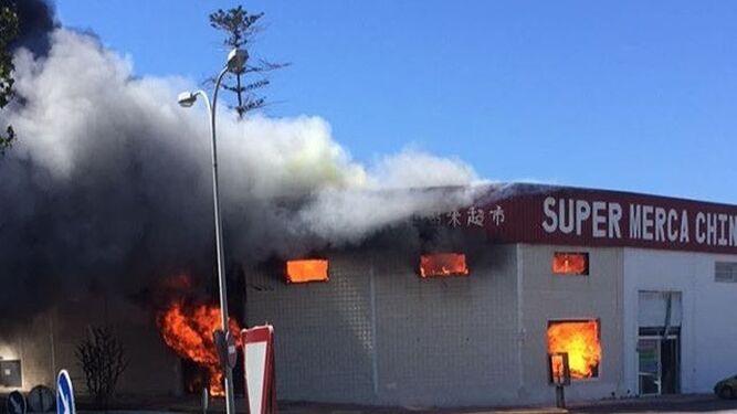 El supermercado chino de Adra mientras ardía.