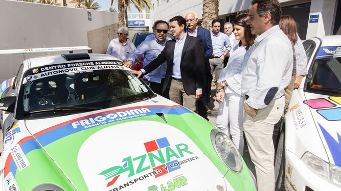 El campeón local José Antonio Aznar explica a las autoridades las características de su Porsche.