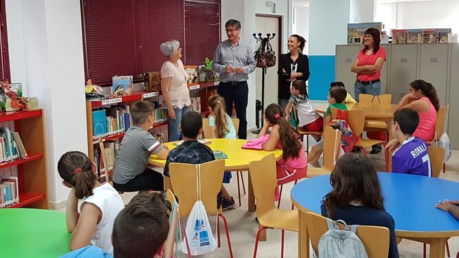 El alcalde y la edil de Cultura visitaron ayer la Biblioteca Municipal junto a los escolares de los colegios Fuentesantilla y Alboraida.
