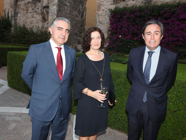 Luis Mar&iacute;n, director del Banco Popular en Andaluc&iacute;a; Irene Mar&iacute;n y Ricardo Pumar, presidente de Insur.