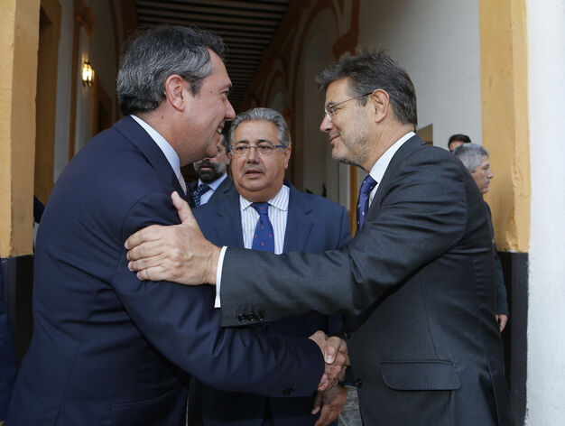 El alcalde de Sevilla, Juan Espadas, y Rafael Catal&aacute; se saludan en presencia de Juan Ignacio Zoido, ministro del Interior.