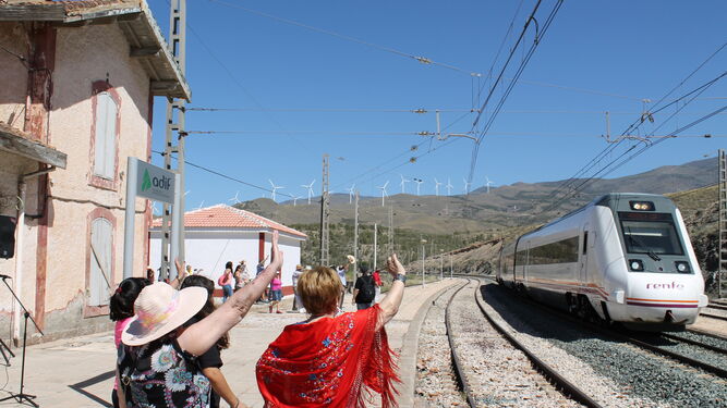 Los vecinos acompañan a la Virgen de Fátima a saludar al tren procedente de Granada.
