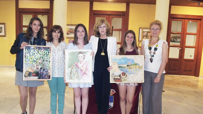 La concejal de Cultura de Roquedas, María Dolores Ortega junto con las tres premiadas en el concurso.