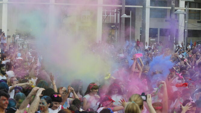 Una auténtica nube de color se formó con la Fiesta Holi de Colores.