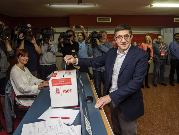 Patxi L&oacute;pez ejerce su derecho al voto en Portugalete.
