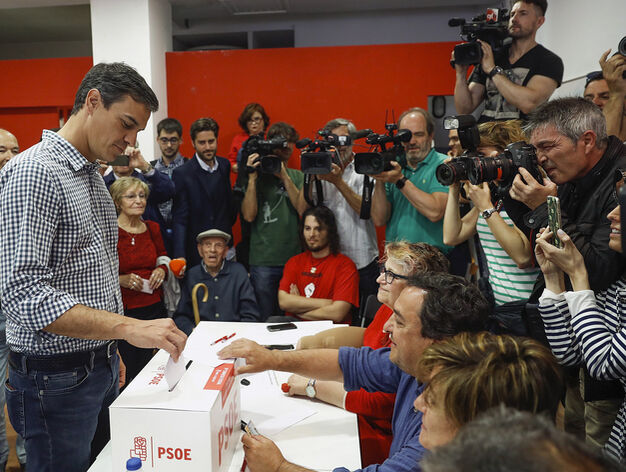 Pedro S&aacute;nchez, depositando su voto en la urna.