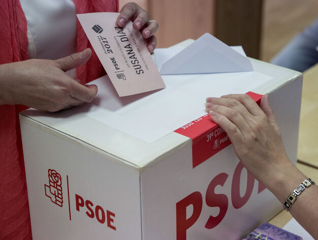 Un militante favorable a Susana D&iacute;az deposita su voto en la agrupaci&oacute;n socialista de Triana.