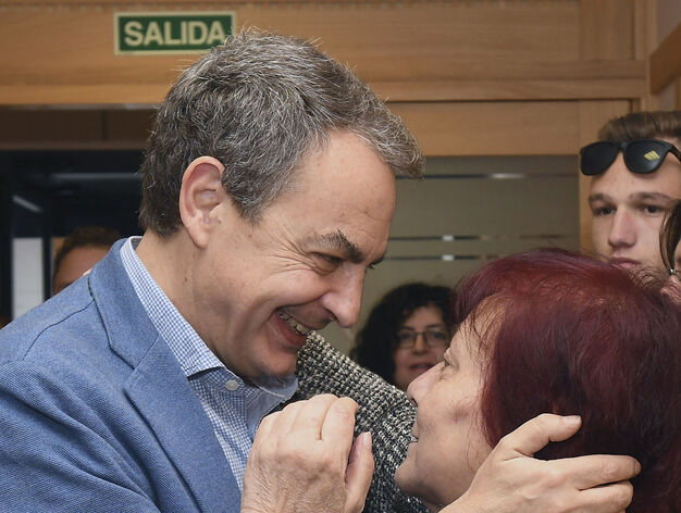 Zapatero saluda a una simpatizante en la sede del PSOE de Le&oacute;n.