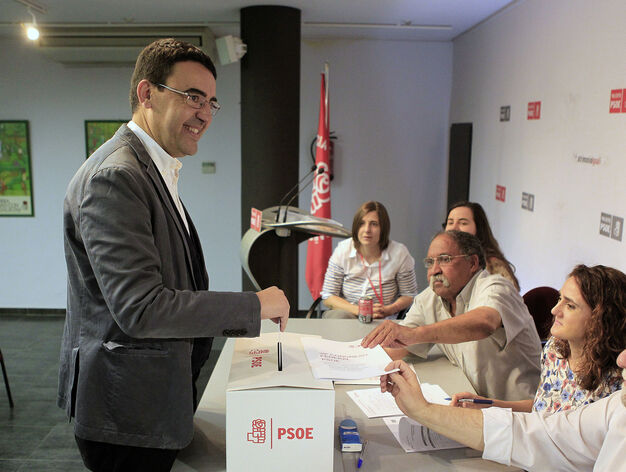 El portavoz de la Gestora, Mario Jim&eacute;nez, votando en Madrid.