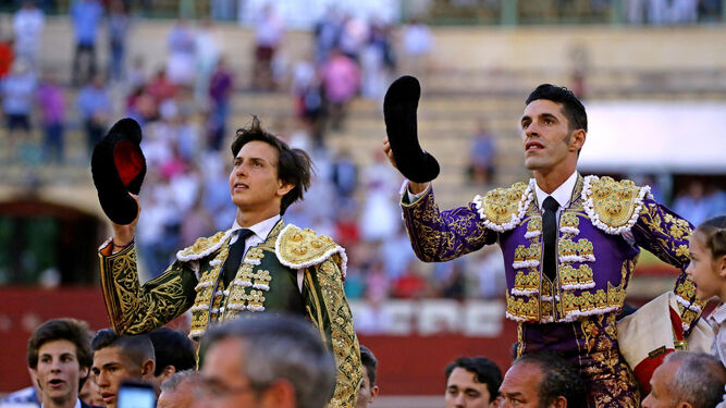Andrés Roca Rey y Alejandro Talavante, en su salida a hombros en la plaza de Jerez.