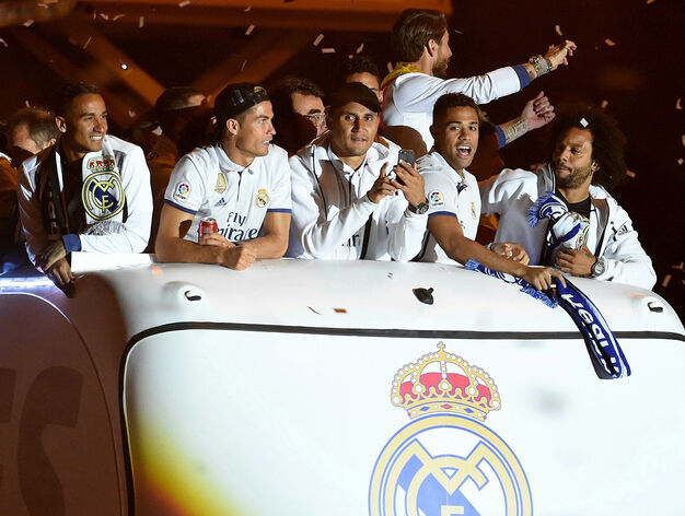 El Real Madrid celebra su triunfo en Liga.