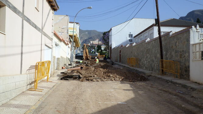 Una de las calles de Aguadulce Norte en obras, hace sólo unos días.