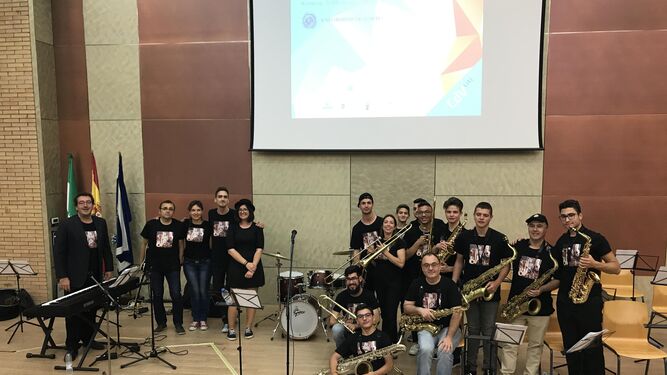 Los componentes de la Big Band minutos previos al concierto que ofrecieron en el Auditorio de la Universidad de Almería.