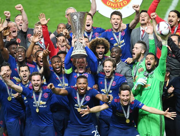 Los jugadores del Manchester United celebran el t&iacute;tulo