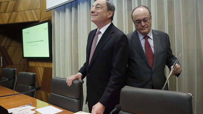 El presidente del BCE, Mario Draghi, y el gobernador del Banco de España, Luis María Linde, en una conferencia celebrada en Madrid.