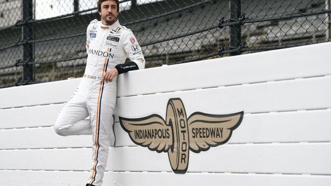 Fernando Alonso,  apoyado en el famoso muro de Indianápolis.