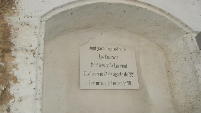 Placa instalada en el nicho 52 donde están los restos de Los Coloraos.