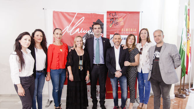 Ramón Fernández-Pacheco junto a Ana Martínez Labella y algunos de los artistas que participan en el Festival.