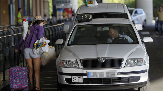 Una turista solicita un taxi en el estación de Santa Justa.