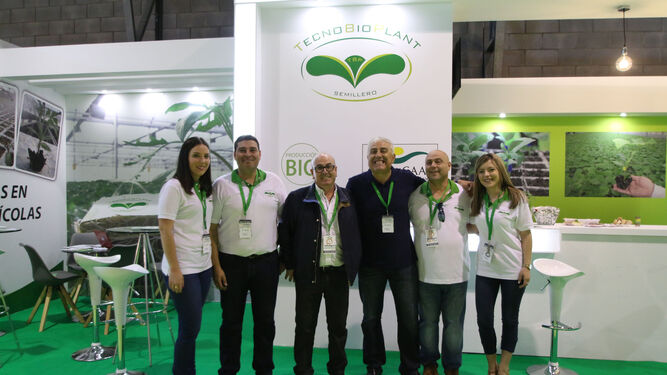 Fernando de la Torre (tercero por la izquierda), junto a su equipo de profesionales en la pasada feria Infoagro Exhibition.