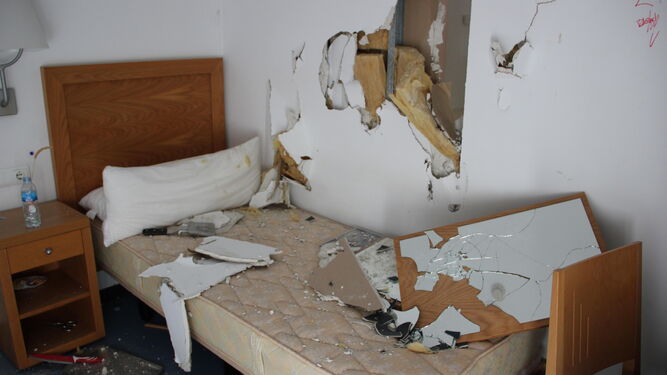 Una de las habitaciones destrozadas por los okupas.