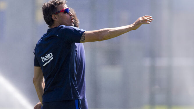 El técnico azulgrana, Luis Enrique, realiza unas indicaciones a sus jugadores durante el entrenamiento de ayer.