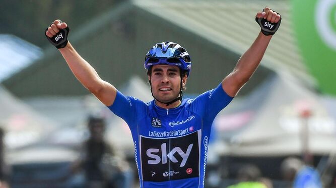 El ciclista de Sky Mikel Landa celebra su victoria en la meta de Piancavallo.