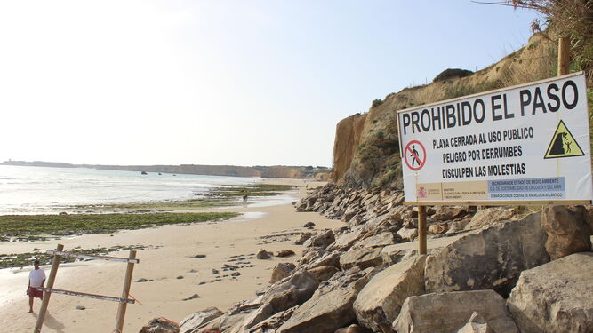 Cartel prohibiendo el paso en la playa Fuente del Gallo.