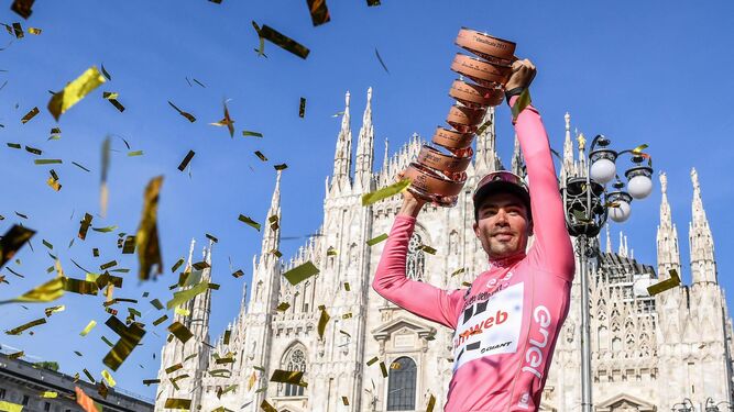 Dumoulin alza el trofeo ante la catedral de Milán.