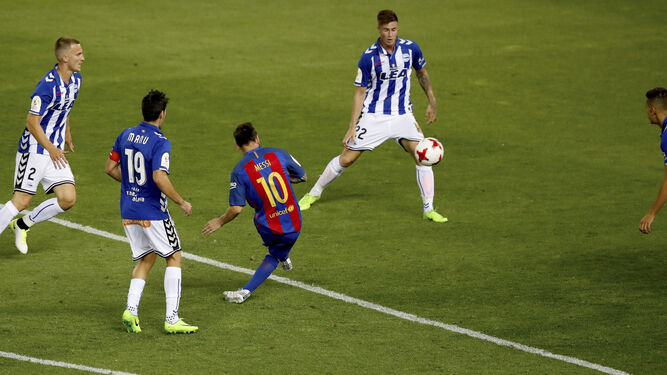 Leo Messi, rodeado de defensas del Alavés, dispara con la zurda para anotar el 1-0.