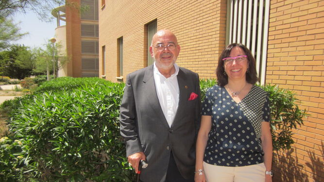 Ignacio Flores, director Técnico de Bionova Algae, y la profesora Concepción Gimeno.
