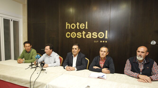 Representantes de la Junta Central de Usuarios del Acuífero del Poniente el pasado mes de marzo anunciando la medida del céntimo solidario.