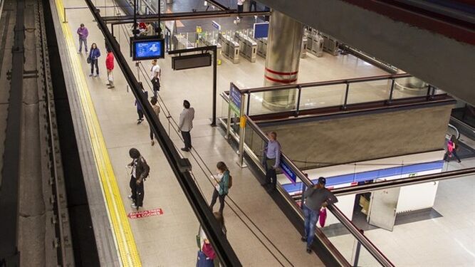Imagen de los usuarios de Metro de Madrid esperando el tren.