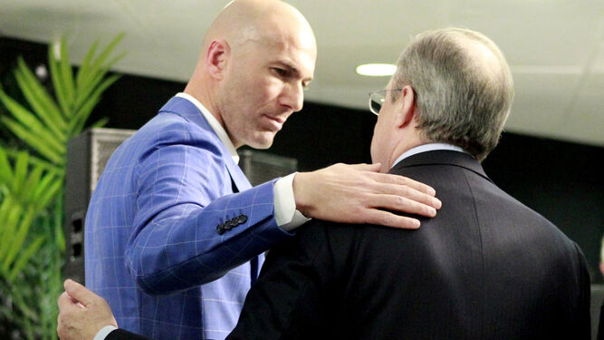 Zidane y Florentino Pérez se saludan y conversan durante un acto del Madrid.