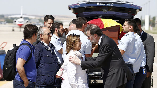 Mariano Rajoy saluda a la familia de Ignacio Echeverría a la llegada del féretro.