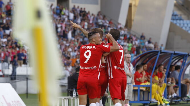 Los jugadores del Almería celebran el tanto que aseguraba la salvación.