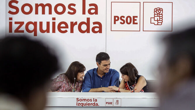 Pedro Sánchez, flanqueado por Cristina Narbona y Adriana Lastra, ayer en la primera reunión de la nueva Ejecutiva Federal del PSOE.