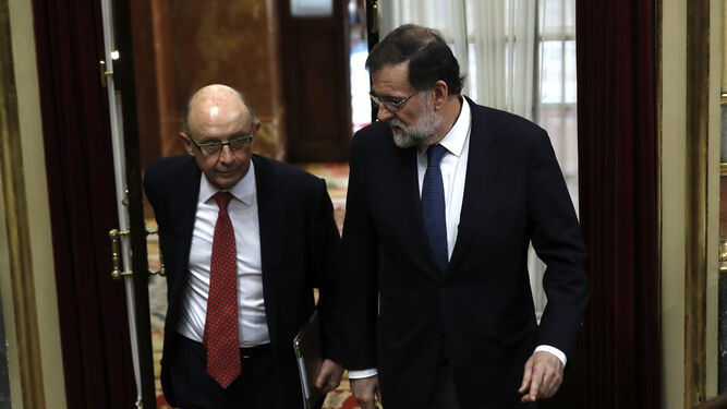El ministro de Hacienda y Función Pública, Cristóbal Montoro, y el presidente del Gobierno, Mariano Rajoy, entrando en el hemiciclo del Congreso.