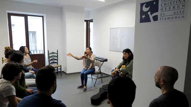 La cantaora María José Pérez impartiendo clase en la Fundación Cristina Heeren.