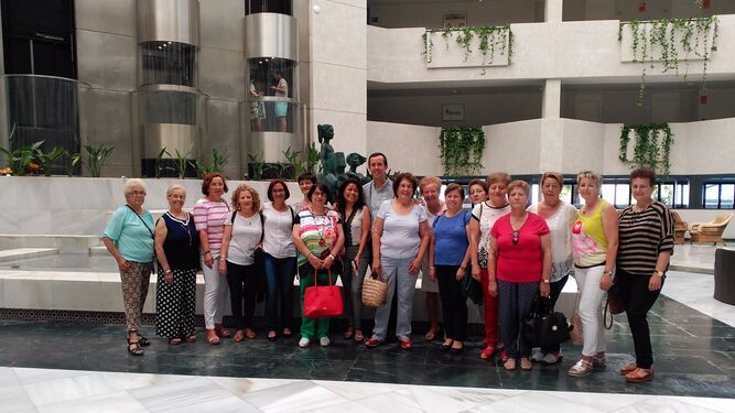 El delegado provincial de Igualdad posa con las mujeres representantes de la Federación de Mujeres del Poniente almeriense y La Alpujarra.