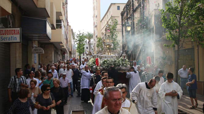 Cientos de almerienses se vuelcan con la procesión del Corpus Christi