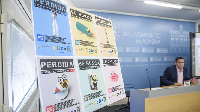 El concejal de Servicios Municipales del Ayuntamiento de Almería, Juanjo Alonso, junto al cartel de la campaña.