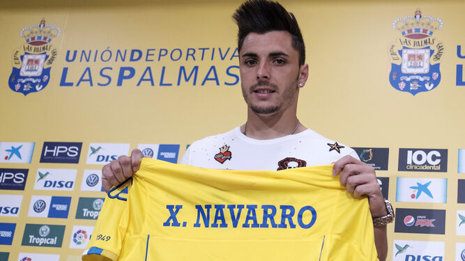 Ximo Navarro posa con la bufanda de su nuevo club, la UD Las Palmas.