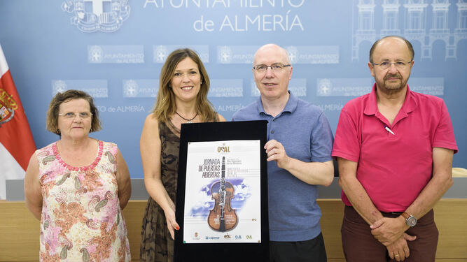 La concejala de Cultura, Ana Martínez Labella con Michael Thomas, Mercedes Oliver y Francisco García.