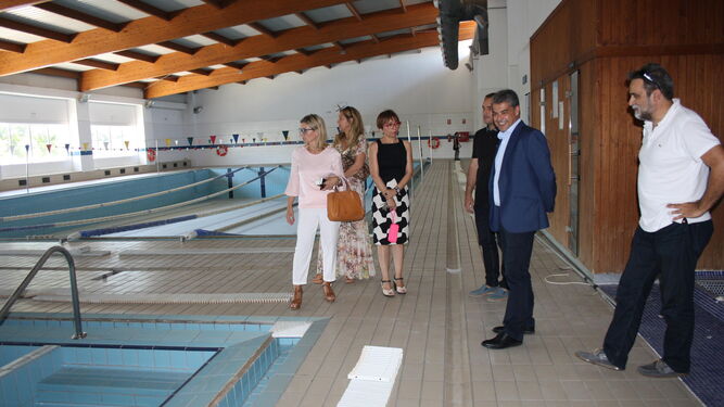 Carmelo Rodríguez durante la visita a las obras que se desarrollan en la piscina del centro deportivo.