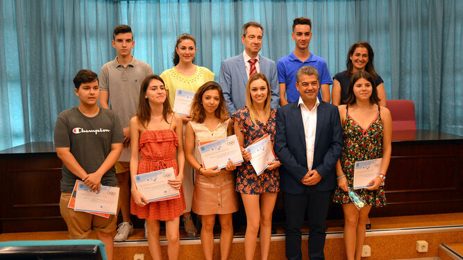 El rector, Carmelo Rodríguez, junto a los alumnos premiados en las Olimpiadas de Matemáticas.