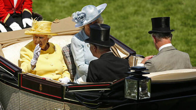 Isabel II no perdona su tarde en las carreras