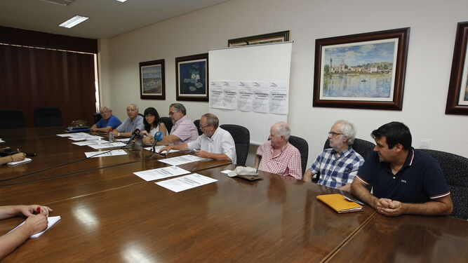 Los integrantes de la Mesa en Defensa del Ferrocarril comparecieron ayer en la sede de la Universidad de Almería en la calle Gerona.
